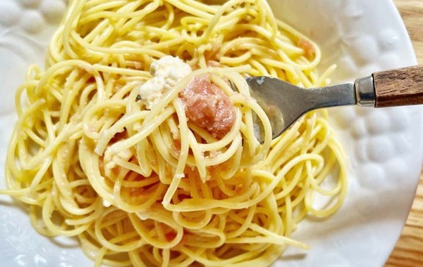 ゆでたパスタ　上にのせたのは…「予想以上においしい！」「異色すぎた」