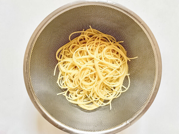 ゆでたパスタ　上にのせたのは…「予想以上においしい！」「異色すぎた」