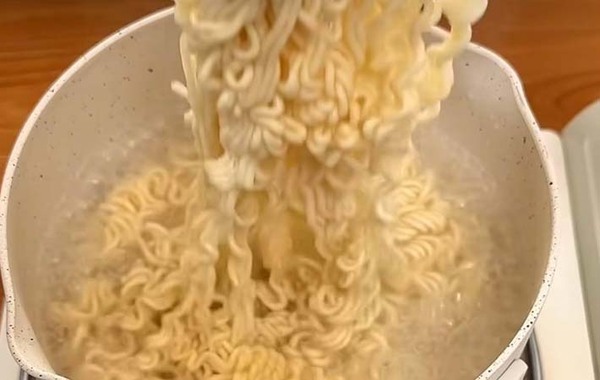 サッポロ一番、湯切りして…　濃厚なアレンジに「こんなのおいしくないワケがない」