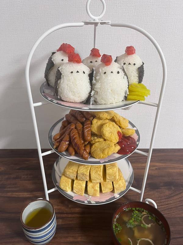 玉子焼きにウインナー、最上段には？　「こういうのでいいんだよ」「完璧」