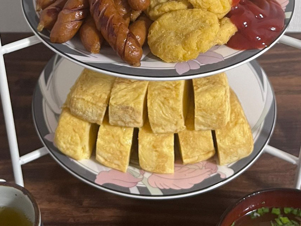 玉子焼きにウインナー、最上段には？　「こういうのでいいんだよ」「完璧」