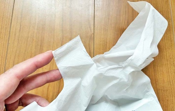 手がカサカサな人に朗報！　簡単にビニール袋を開けるコツとは？