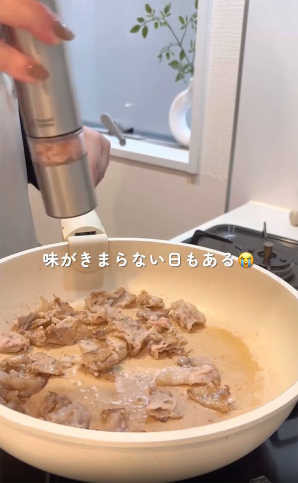 パラパラのチャーハンを作るには？　フライパンに入れたご飯の上から…