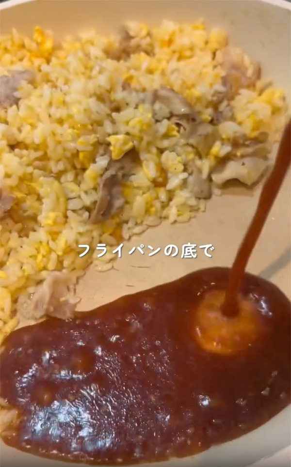 パラパラのチャーハンを作るには？　フライパンに入れたご飯の上から…