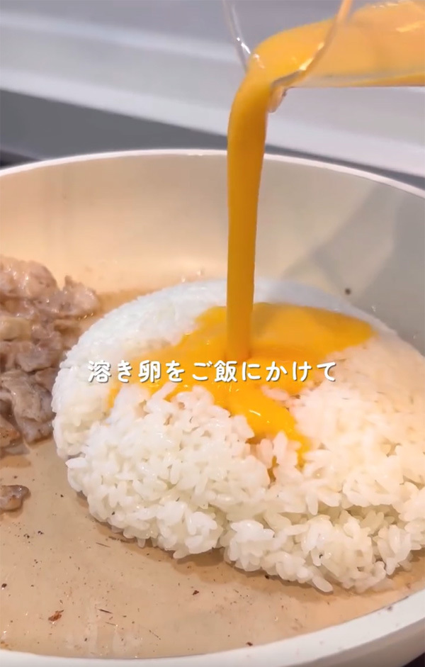 パラパラのチャーハンを作るには？　フライパンに入れたご飯の上から…