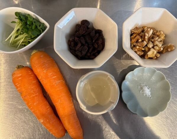 ピーラーを活用したらマジでお手軽！　食卓を彩る『ひらひら人参のサラダ』のレシピ