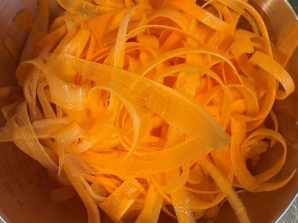 ピーラーを活用したらマジでお手軽！　食卓を彩る『ひらひら人参のサラダ』のレシピ