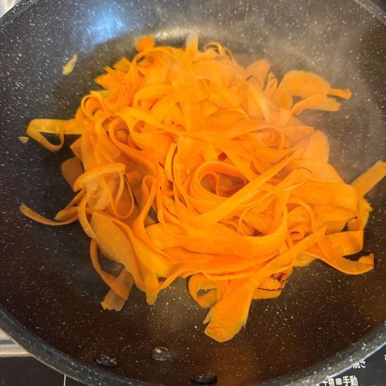 ピーラーを活用したらマジでお手軽！　食卓を彩る『ひらひら人参のサラダ』のレシピ