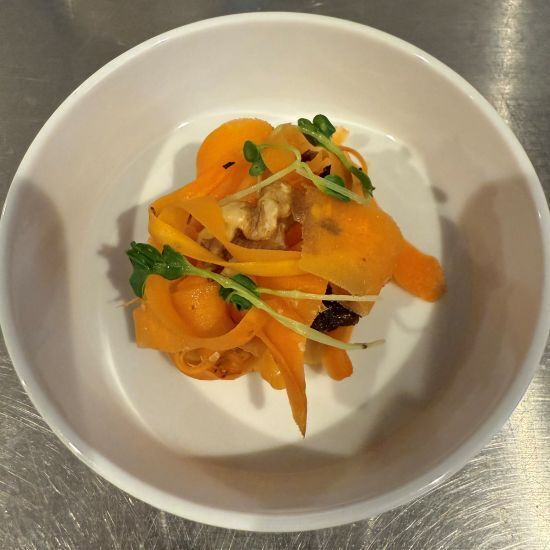 ピーラーを活用したらマジでお手軽！　食卓を彩る『ひらひら人参のサラダ』のレシピ