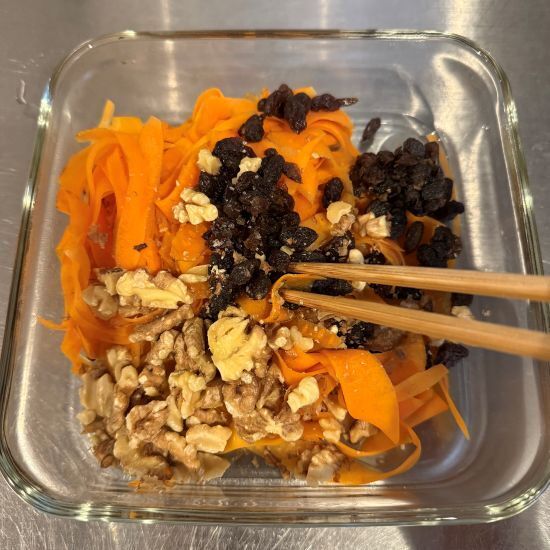 ピーラーを活用したらマジでお手軽！　食卓を彩る『ひらひら人参のサラダ』のレシピ