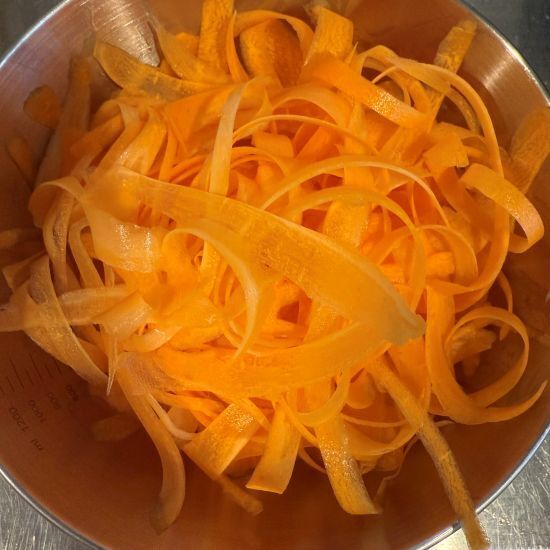 ピーラーを活用したらマジでお手軽！　食卓を彩る『ひらひら人参のサラダ』のレシピ