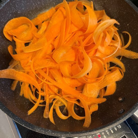 ピーラーを活用したらマジでお手軽！　食卓を彩る『ひらひら人参のサラダ』のレシピ