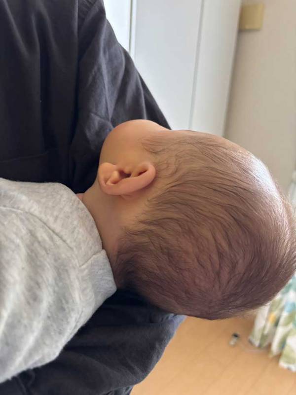 母親「仰向けなのに…」　赤ちゃんの１枚に「重力がない！」「尊すぎ」