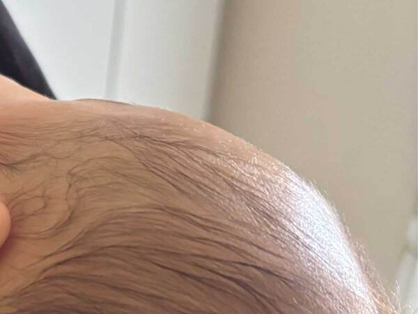 母親「仰向けなのに…」　赤ちゃんの１枚に「重力がない！」「尊すぎ」