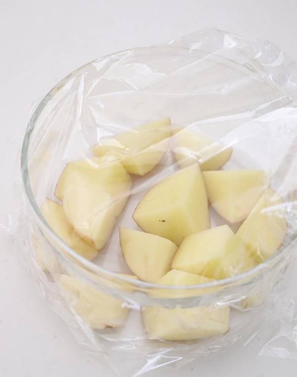 「これ絶対うまいやつ」「やってみたい！」　ジャガイモに片栗粉をまぶして…？