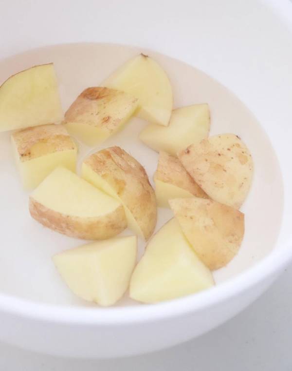 「これ絶対うまいやつ」「やってみたい！」　ジャガイモに片栗粉をまぶして…？