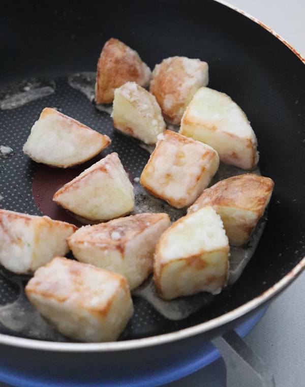 「これ絶対うまいやつ」「やってみたい！」　ジャガイモに片栗粉をまぶして…？