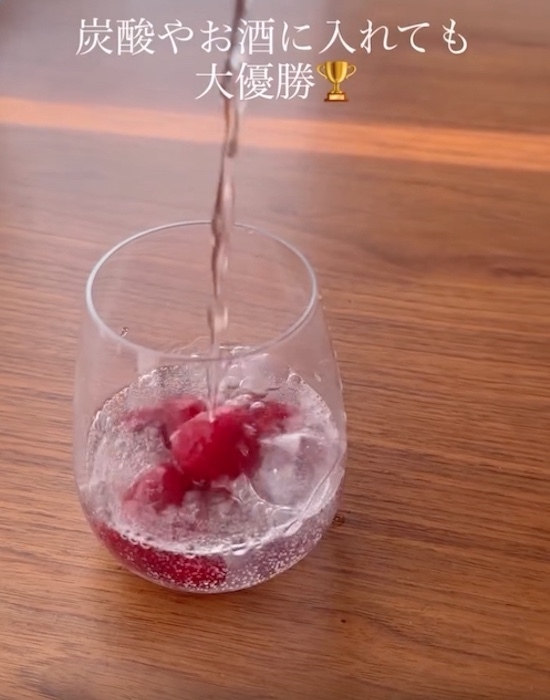 ハチミツをかけたイチゴを凍らせると…　結果に「早速試す」「めっちゃ気になる」