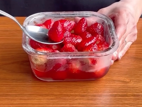 ハチミツをかけたイチゴを凍らせると…　結果に「早速試す」「めっちゃ気になる」