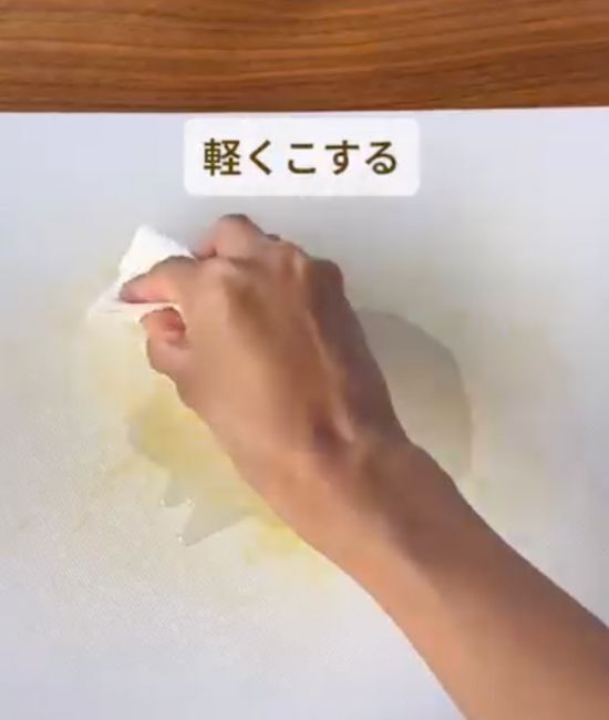 食品汚れはどう落とす？　まな板に付いたニンジンの色素を簡単に落とす裏技