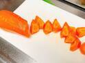 食品汚れはどう落とす？　まな板に付いたニンジンの色素を簡単に落とす裏技