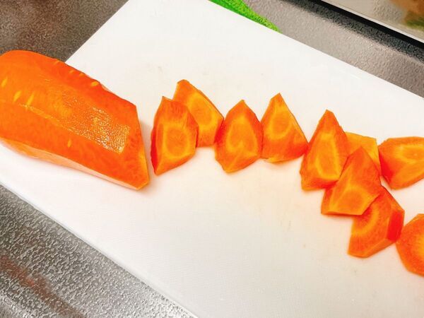 食品汚れはどう落とす？　まな板に付いたニンジンの色素を簡単に落とす裏技