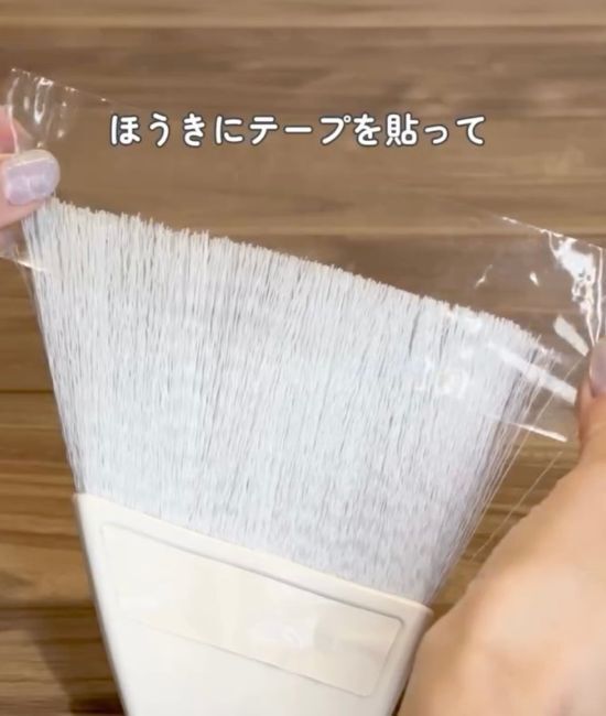 「その手があったか」　ほうきの先にテープを貼ってみたら…