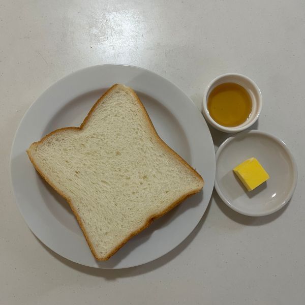 格子状に『切り込み』を入れた食パン　フライパンで焼くと…