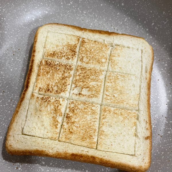格子状に『切り込み』を入れた食パン　フライパンで焼くと…