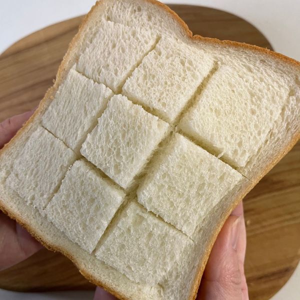 格子状に『切り込み』を入れた食パン　フライパンで焼くと…