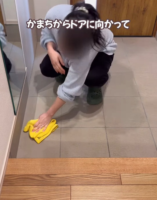 玄関に水を撒く掃除はNG？　正しい方法に「なるほど」「やってみる」