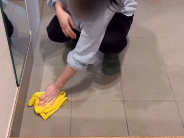玄関に水を撒く掃除はNG？　正しい方法に「なるほど」「やってみる」