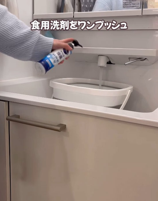 玄関に水を撒く掃除はNG？　正しい方法に「なるほど」「やってみる」