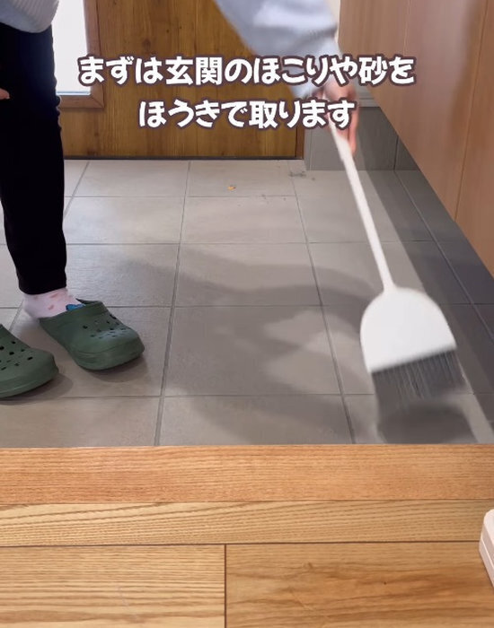 玄関に水を撒く掃除はNG？　正しい方法に「なるほど」「やってみる」