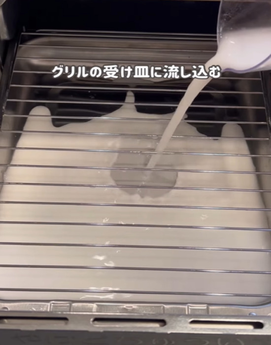 面倒なグリル掃除は『片栗粉』を使うと簡単！　方法に「コレやってみたい」