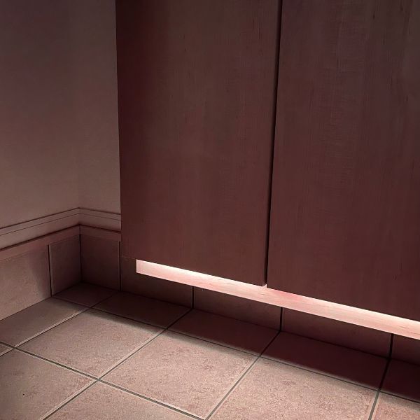 貼っただけで間接照明？　ダイソーの『テープライト』が優秀すぎた