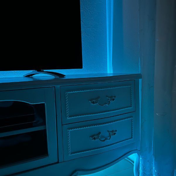 貼っただけで間接照明？　ダイソーの『テープライト』が優秀すぎた