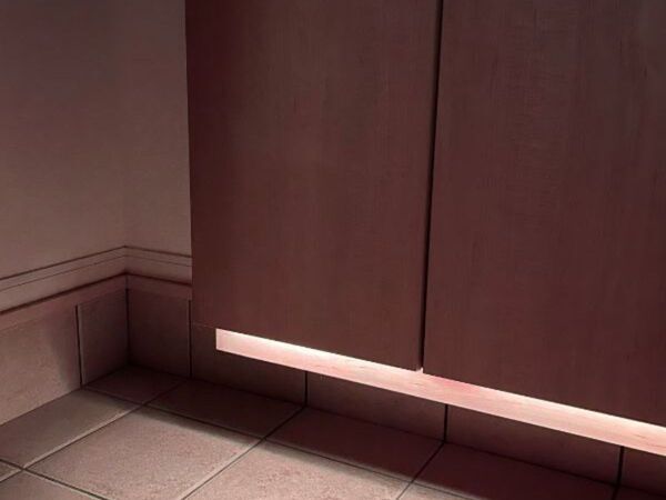 貼っただけで間接照明？　ダイソーの『テープライト』が優秀すぎた