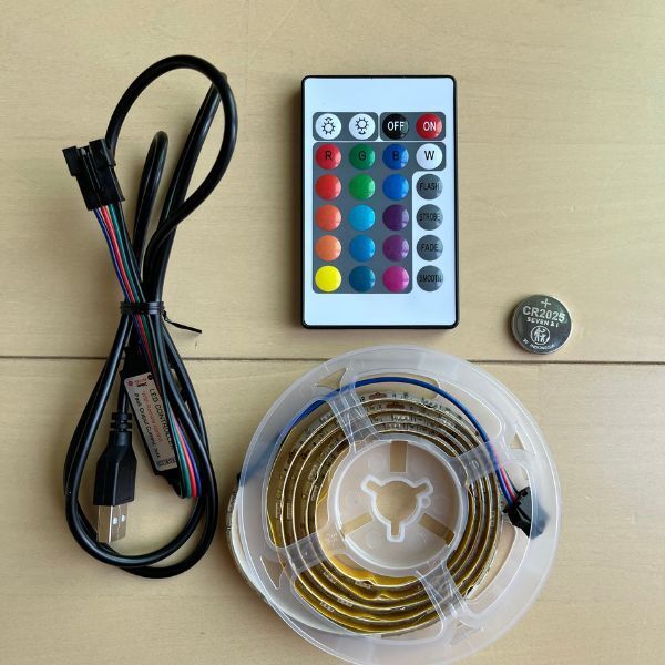 貼っただけで間接照明？　ダイソーの『テープライト』が優秀すぎた