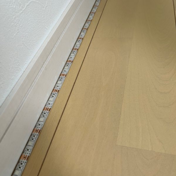 貼っただけで間接照明？　ダイソーの『テープライト』が優秀すぎた