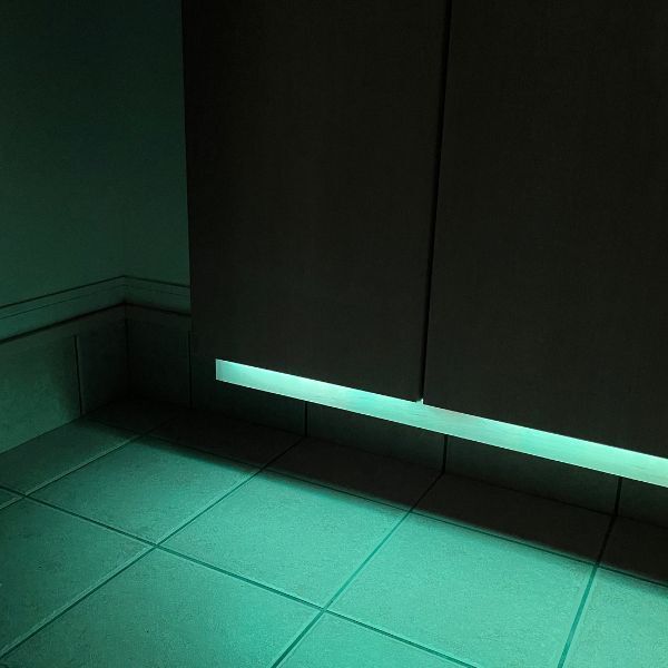 貼っただけで間接照明？　ダイソーの『テープライト』が優秀すぎた