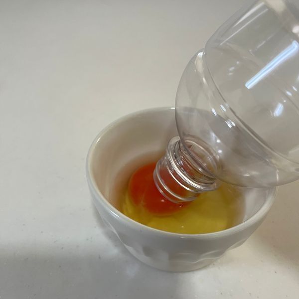 お菓子作りの強い味方！　白身と黄身をきれいに分ける簡単な方法に「感動」