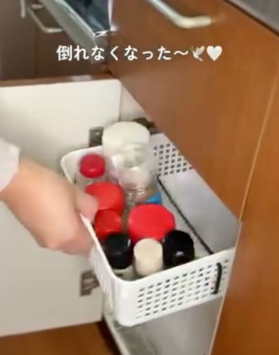 調味料が倒れません　引き出しの収納テクに「めっちゃ便利」「変えてみる」