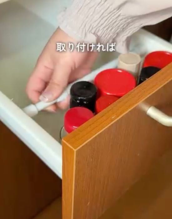 調味料が倒れません　引き出しの収納テクに「めっちゃ便利」「変えてみる」