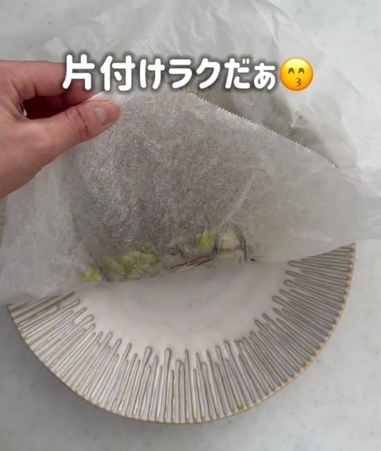 クッキングシートだけ！　フライパン不要の『ズボラ焼きそば』が「簡単すぎる」