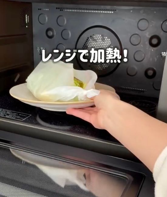 クッキングシートだけ！　フライパン不要の『ズボラ焼きそば』が「簡単すぎる」