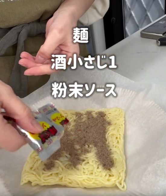 クッキングシートだけ！　フライパン不要の『ズボラ焼きそば』が「簡単すぎる」