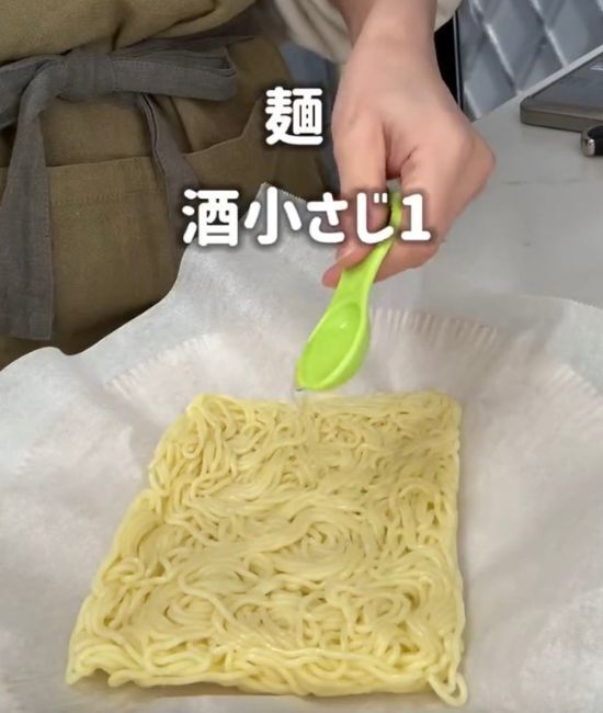 クッキングシートだけ！　フライパン不要の『ズボラ焼きそば』が「簡単すぎる」