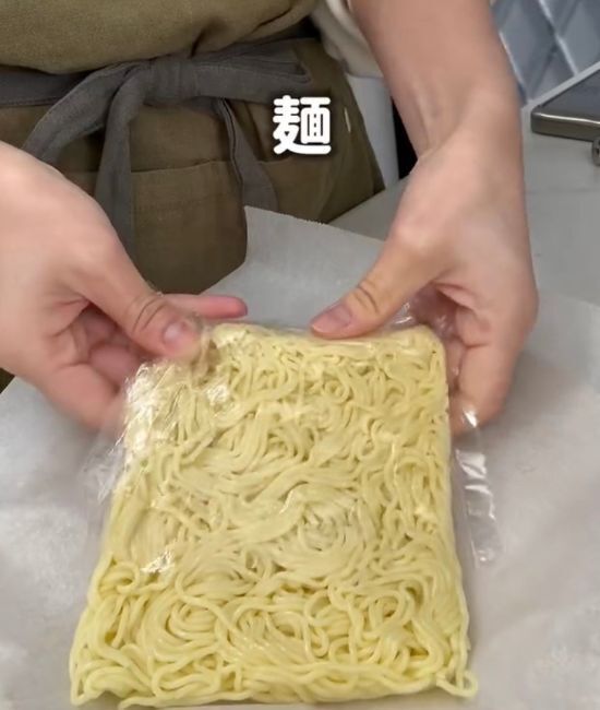 クッキングシートだけ！　フライパン不要の『ズボラ焼きそば』が「簡単すぎる」