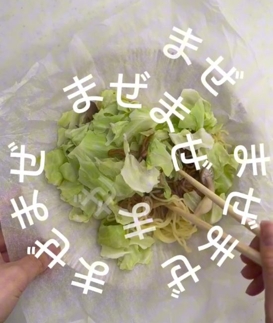 クッキングシートだけ！　フライパン不要の『ズボラ焼きそば』が「簡単すぎる」